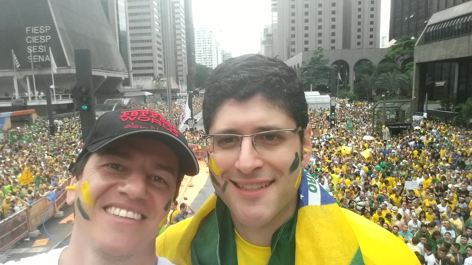 Dácio Pretoni em manifestação cívica diante de uma multidão na Avenida Paulista