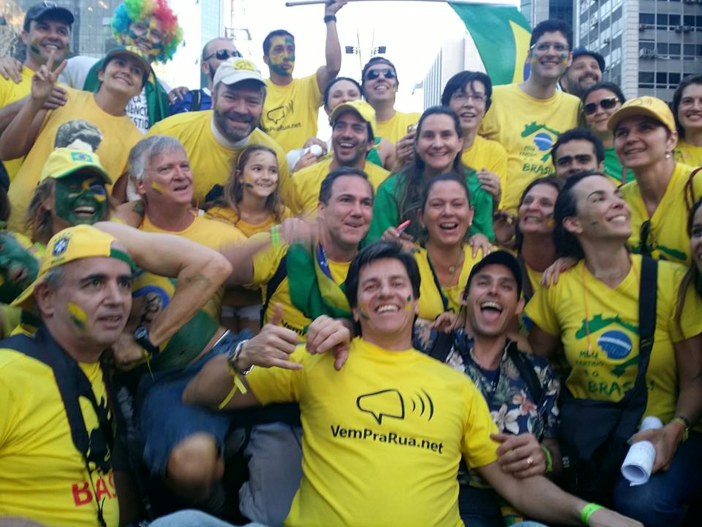 Dácio Pretoni reunido com participantes de manifestação cívica